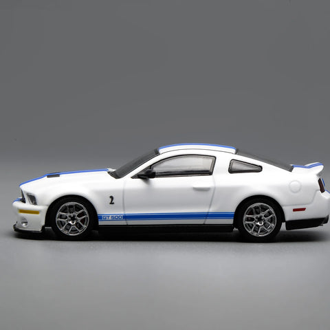 Motorhelix X Greenlight 1/64 Ford Mustang Shelby GT500 2007 White With Blue Stripe