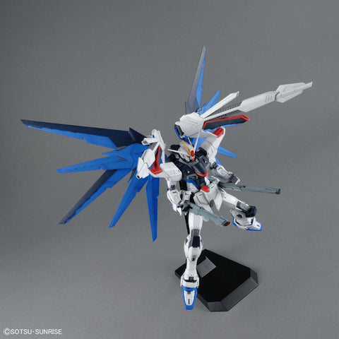 BANDAI MG 1/100 FREEDOM GUNDAM Ver.2.0 - GT Hobby Store