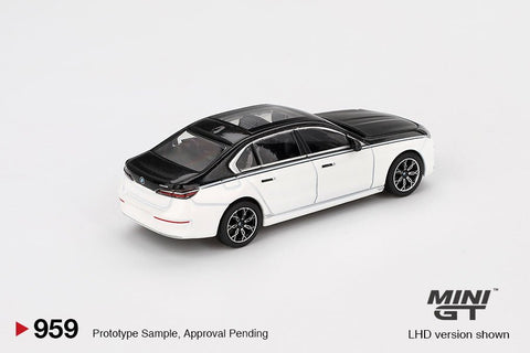 Mini GT 1:64 BMW i7 xDrive60 Alpine White / Black Sapphire - GT Hobby Store
