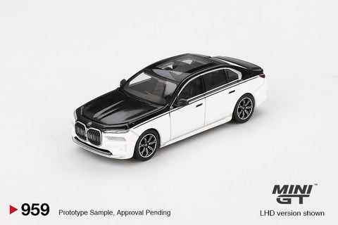 Mini GT 1:64 BMW i7 xDrive60 Alpine White / Black Sapphire - GT Hobby Store