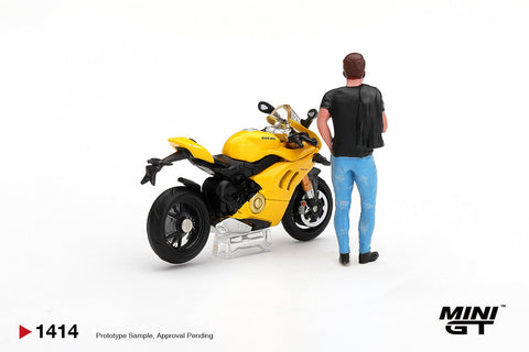 Mini GT 1/64 Ducati Panigale V4 S with Ducati Figure Yellow - GT Hobby Store